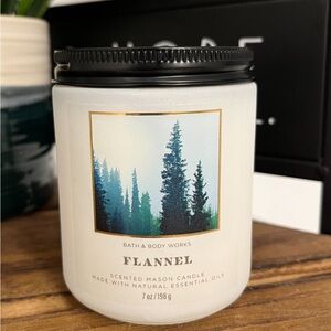 Bath & Body Work Flannel scented candle